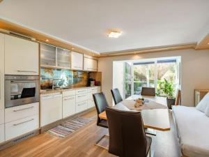 een keuken en eetkamer met een tafel en stoelen bij Studio Rupertus-5 by Interhome in Maishofen