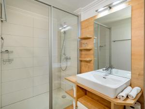 een badkamer met wastafel en douche bij Studio Rupertus-5 by Interhome in Maishofen