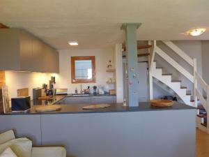 eine Küche mit einer Arbeitsplatte und einer Treppe in der Unterkunft Chalet Chalet n-10 by Interhome in Crans-Montana