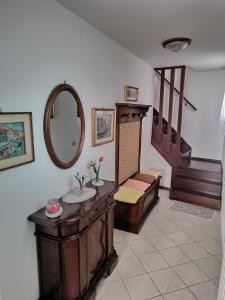 uma sala de estar com uma escada e um espelho em Casa sul Cielo di Burano em Burano