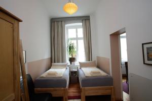 Tempat tidur dalam kamar di Apartments Mitte-Inn Berlin
