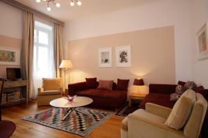 ein Wohnzimmer mit einem Sofa und einem Tisch in der Unterkunft Apartments Mitte-Inn Berlin in Berlin