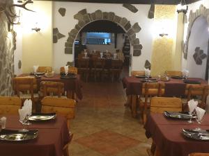 a dining room with tables and chairs in a restaurant at Hotel Bucegi Portile Regatului in Paraul Rece