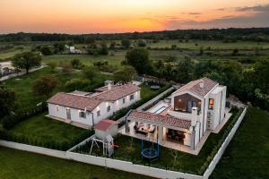Mali VareškiにあるVilla Nobuの夕日の家屋空見
