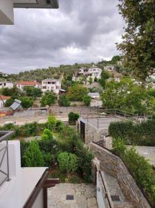widok na miasto z domów i drzew w obiekcie Marilia Home w mieście Afissos