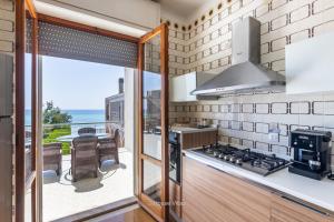 Kuchyňa alebo kuchynka v ubytovaní House&Villas - Baia delle Sirene