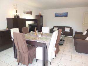 - une salle à manger avec une table et des chaises dans l'établissement Apartment Le Clos Saint Saens-1 by Interhome, à Saint-Aygulf