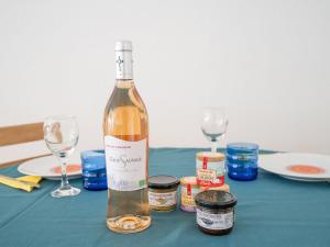 ラ・グランド・モットにあるApartment Marin'Land by Interhomeのグラス付きテーブルに座るワイン1本