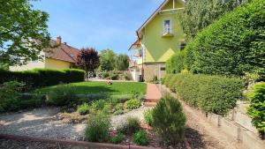 A garden outside Apartment in Fonyod - Balaton 18580