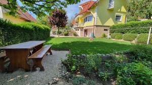 A garden outside Apartment in Fonyod - Balaton 18580