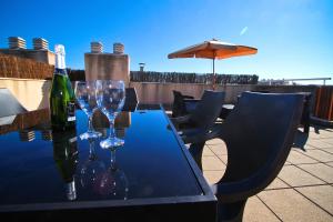 una mesa con dos copas de vino y una sombrilla en Ventura 1 Planet Costa Dorada, en Salou