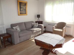 un soggiorno con divano e tavolino da caffè di Apartment Birkenstrasse 56 by Interhome a Engelberg