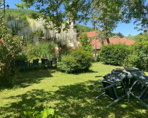 Jardín al aire libre en Albergo Garrè