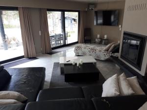 a living room with a couch and a table at Lakeview in Keerbergen
