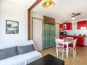 ル・グロー・デュ・ロワにあるApartment Los Amigos-10 by Interhomeのリビングルーム(ソファ、テーブル付)、キッチンが備わります。