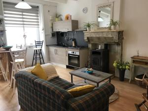 un soggiorno con un divano, un tavolo e una cucina di Charming 1-bed cottage Montemboeuf a Montembœuf Altre 31 foto