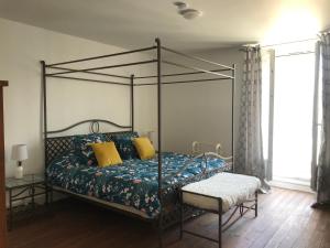 Säng eller sängar i ett rum på Charming 1-bed cottage Montemboeuf