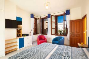 Posteľ alebo postele v izbe v ubytovaní Byblos villa walking distance to Everything w/Heated Pool & BBQ + 37 fotografií