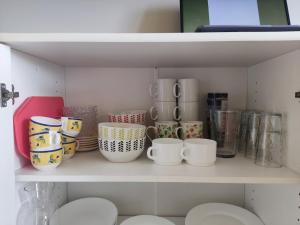 Príslušenstvo na prípravu kávy alebo čaju v ubytovaní Nid douillet au coeur de Rosendael,très bien situé