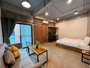 Postel nebo postele na pokoji v ubytování Loft 202 Hotel + 37 fotografií