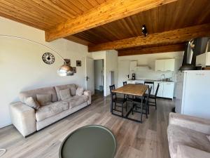Kuchnia lub aneks kuchenny w obiekcie Barcelonnette location avec jardin