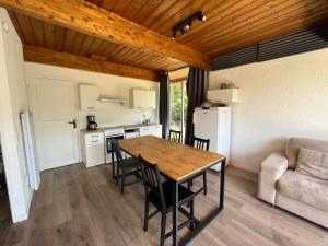 Kuchnia lub aneks kuchenny w obiekcie Barcelonnette location avec jardin