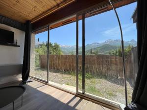Pokój z dużym oknem z widokiem na góry w obiekcie Barcelonnette location avec jardin w mieście Barcelonnette
