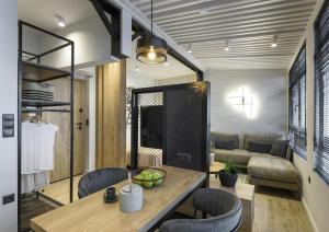 een kamer met een tafel, stoelen en een bank bij Olvios Lofts @Ladadika in Thessaloniki +57 foto's