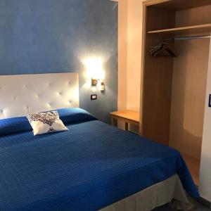 ランペドゥーザにあるVillette di Roのベッドルーム(青いベッド1台、青い毛布付)