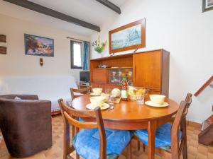 una sala da pranzo con tavolo e sedie in legno di Holiday Home Les Maisons de la Plage-1 by Interhome a Le Grau-du-Roi Altre 17 foto