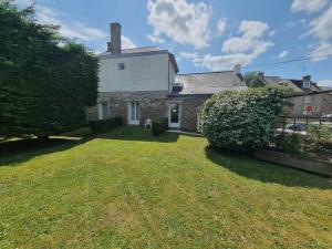 una antigua casa de piedra con un patio de césped en Apartment Le Petit Robinson-2 by Interhome, en La Richardais 18 fotos más