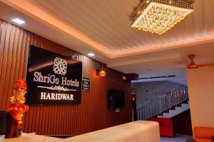 ハリドワールにあるShriGo Hotel Haridwarの壁に看板と階段を有する部屋