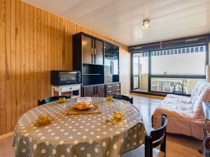 Μια τηλεόραση ή/και κέντρο ψυχαγωγίας στο Apartment Les Océanides-9 by Interhome