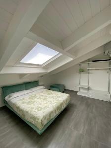 1 dormitorio con 1 cama y tragaluz en Casa Lombardi, en Santa Maria di Castellabate