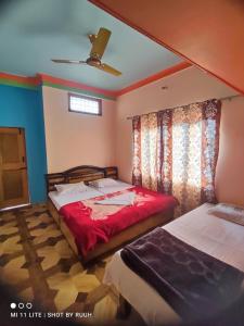 Ganga Lakshya Dham tesisinde bir odada yatak veya yataklar