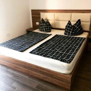 Duas camas com painéis solares num quarto em Bashi's Apartments em Donji Štoj