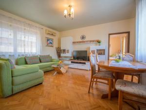Posezení v ubytování Holiday Home Nikolina by Interhome + 25 fotografií