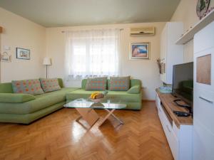 Posezení v ubytování Holiday Home Nikolina by Interhome