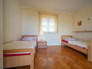 Postel nebo postele na pokoji v ubytování Holiday Home Nikolina by Interhome
