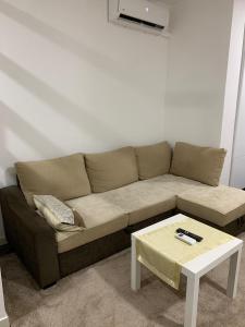 un soggiorno con divano e tavolo di M-Home Mostar a Mostar