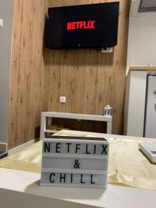 Un cartello che dice netflix e freddo su un tavolo di M-Home Mostar a Mostar