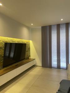 A television and/or entertainment centre at Samcri Luxury Home