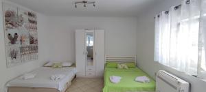 En eller flere senge i et værelse på Apartments Volega