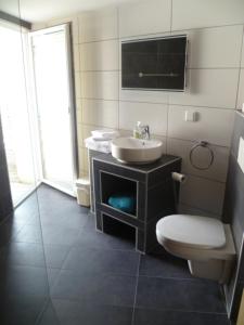 Een badkamer bij Hotel & Restaurant Edelweiss Alpine Lodge