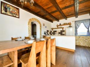 Zdjęcie z galerii obiektu Holiday Home Maja by Interhome w mieście Zarići