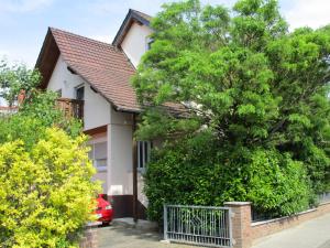 una casa con un árbol delante de ella en Kleine Herberge Kleestadt, 