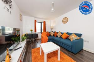 a living room with a blue couch and a table at 40 Percent OFF - Long Stays - City Centre - Close to Bullring - Suitable for Business, Families, Relocations and Leisure - EastGate l Free WiFi I in Birmingham