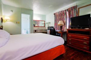 Postel nebo postele na pokoji v ubytování Route 66 Inn of Santa Rosa, NM