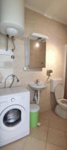 Et badeværelse på Apartments Volega + 19 billeder