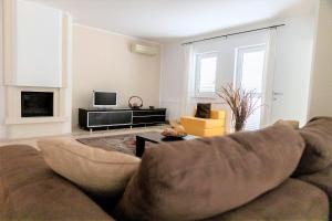 ein Wohnzimmer mit Couch und Fernseher in der Unterkunft Villa Mali San in Trogir